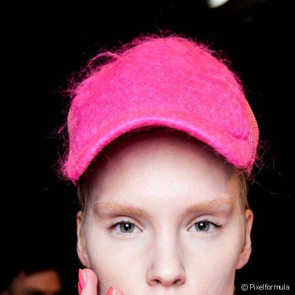 Na nail art degradê de Fyodor Golan FF, na Semana de Moda de Londres, o rosa apareceu combinado ao laranja e ganhou um efeito moderno e descolado